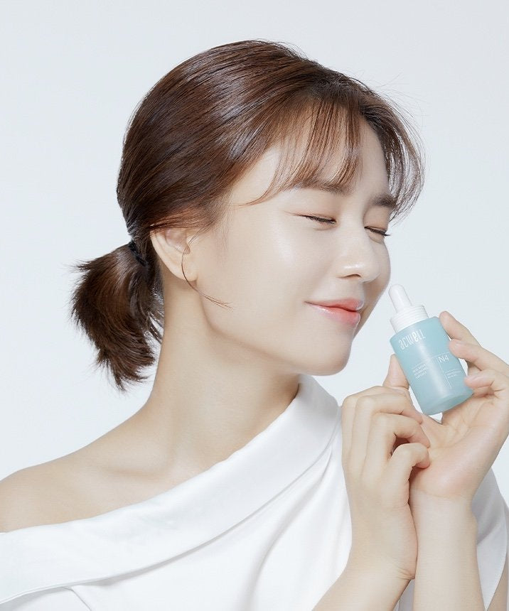 ACWELL Real Aqua Balancing Ampoule 35ml, peau hydratée: femme en flacon bleu, ambiance skincare sur fond clair