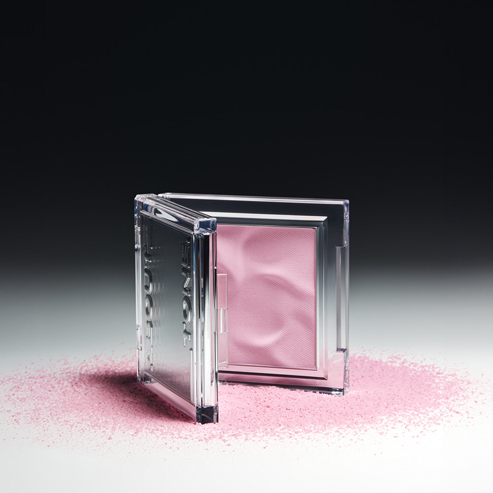 ABOUT TONE Fluffy Wear Blusher : blush rose en poudre, boîtier transparent, photo produit sur fond studio (marque ABOUT TONE).