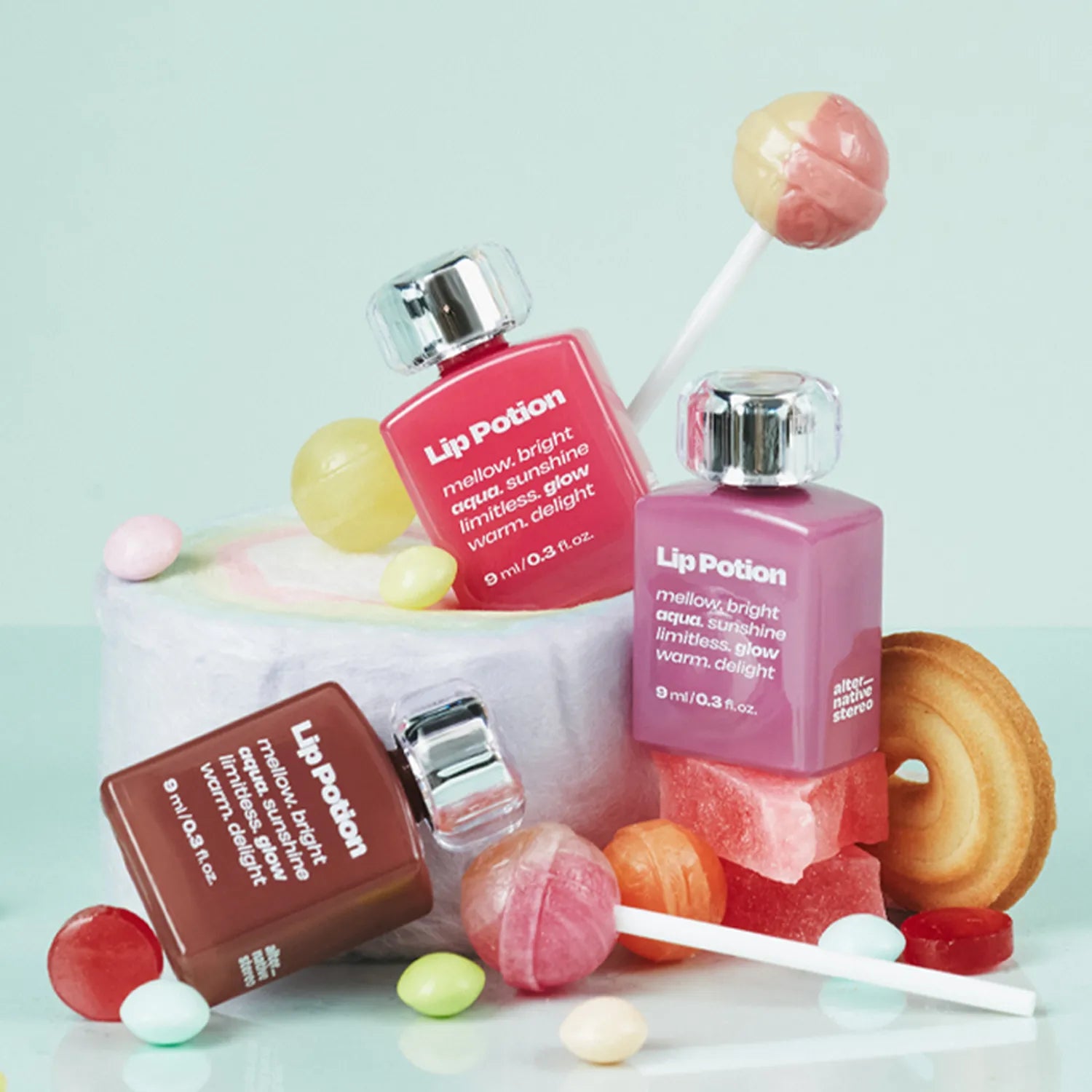 ALTERNATIVE STEREO Lip Potion Aqua Glow Tint de la marque Alternative, sur fond pastel, capsules et lèvres en visuel