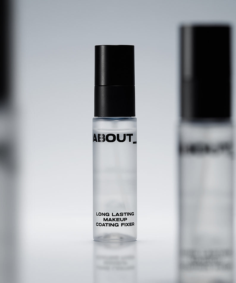 ABOUT TONE Long Lasting Makeup Coating Fixer, flacon noir et blanc sur fond studio flou, produit beauté maquillage.