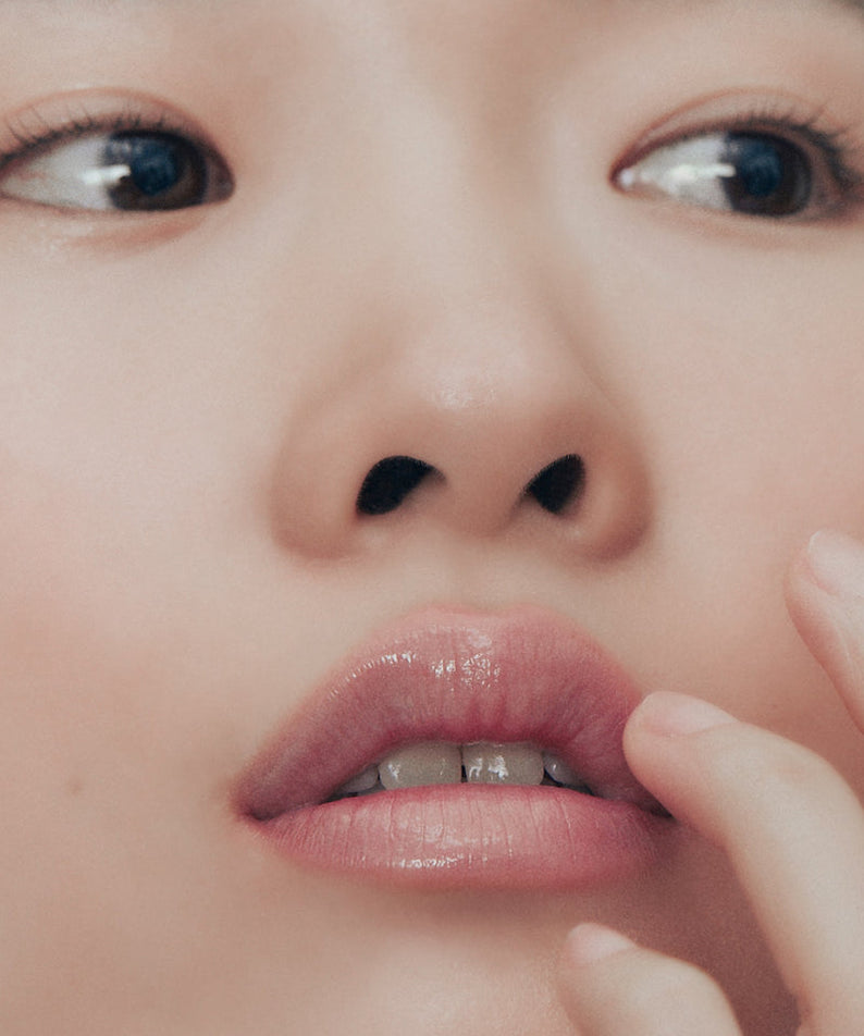 ALTERNATIVE STEREO Lip Potion Steaming Milk 9ml : gros plan lèvres, application cosmétique, marque en contexte visuel maquillage