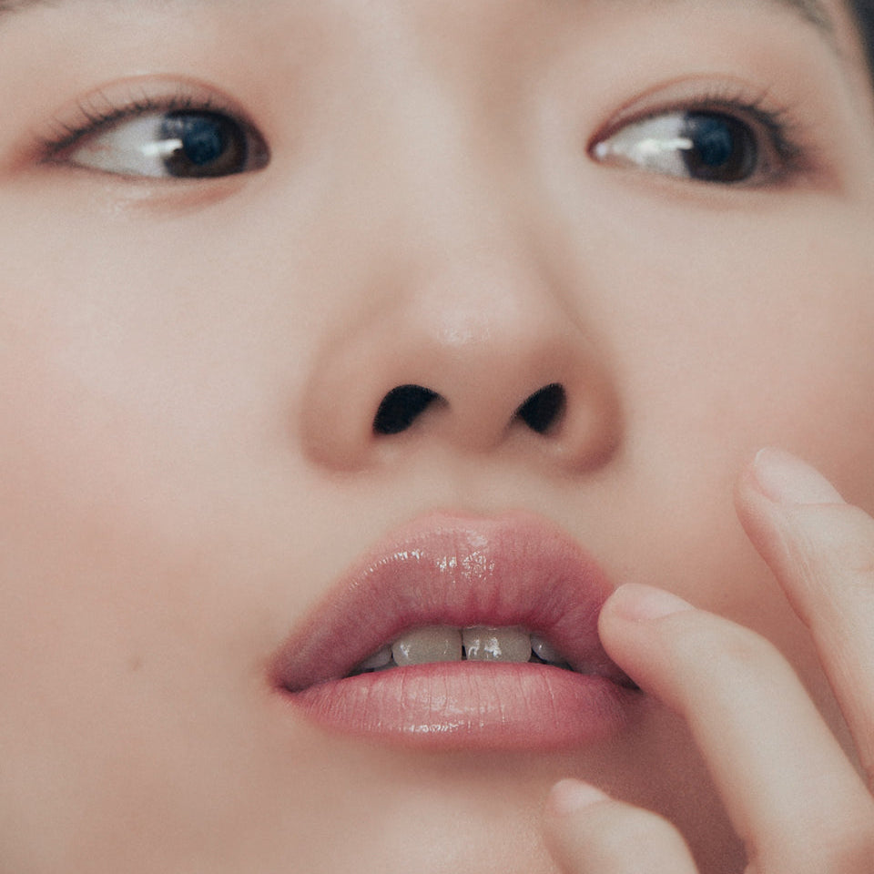 ALTERNATIVE STEREO Lip Potion Steaming Milk 9ml : gros plan lèvres, application cosmétique, marque en contexte visuel maquillage
