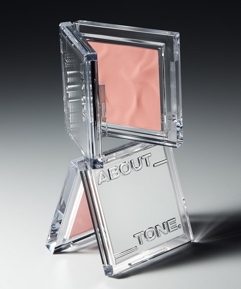 ABOUT TONE Fluffy Wear Blusher, fard à joues dans un écrin transparent sur fond sombre, marque ABOUT TONE.