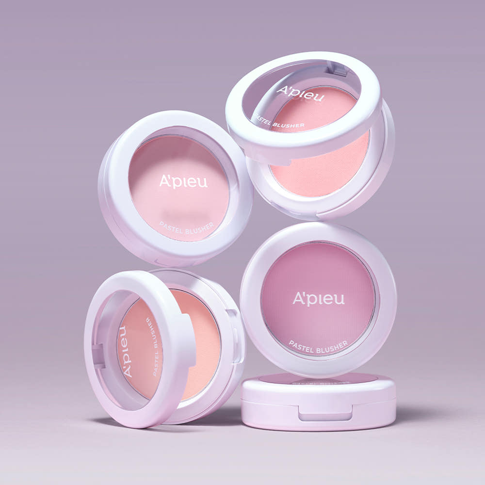 A'PIEU Pastel Blusher 4,3g, boîte et flacons roses sur fond mauve pastel, rendu maquillage studio