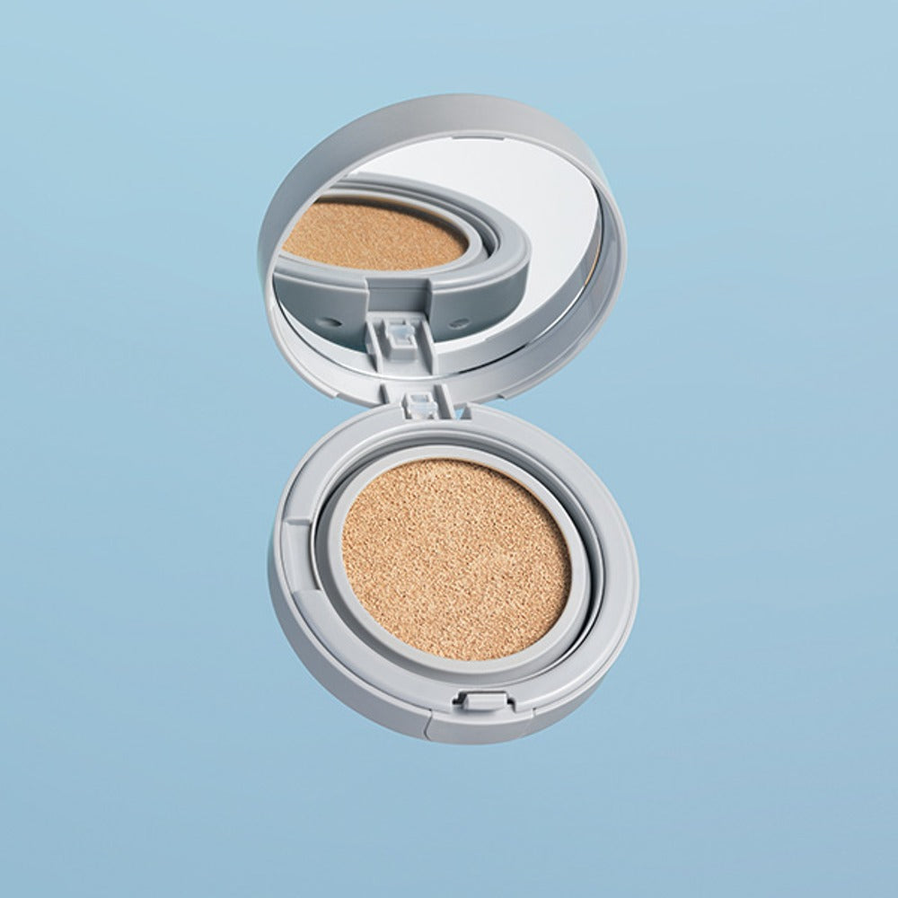 ROMAND Zero Cushion de la marque ROMAND, coussin maquillage ouvert avec fond bleu ciel, texture beige au centre.