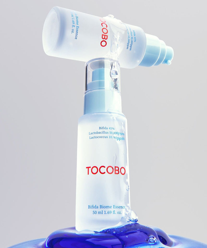 TOCOBO Bifida Biome Eessence de la marque TOCOBO sur fond clair, flacon et pompe avec essence bleue