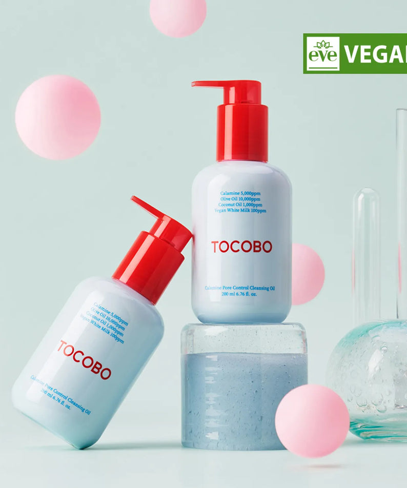 TOCOBO Calamine Pore Control Cleansing Oil 200ml de la marque TOCOBO sur fond bleu, flacons et bulles roses, logo VEGAN.
