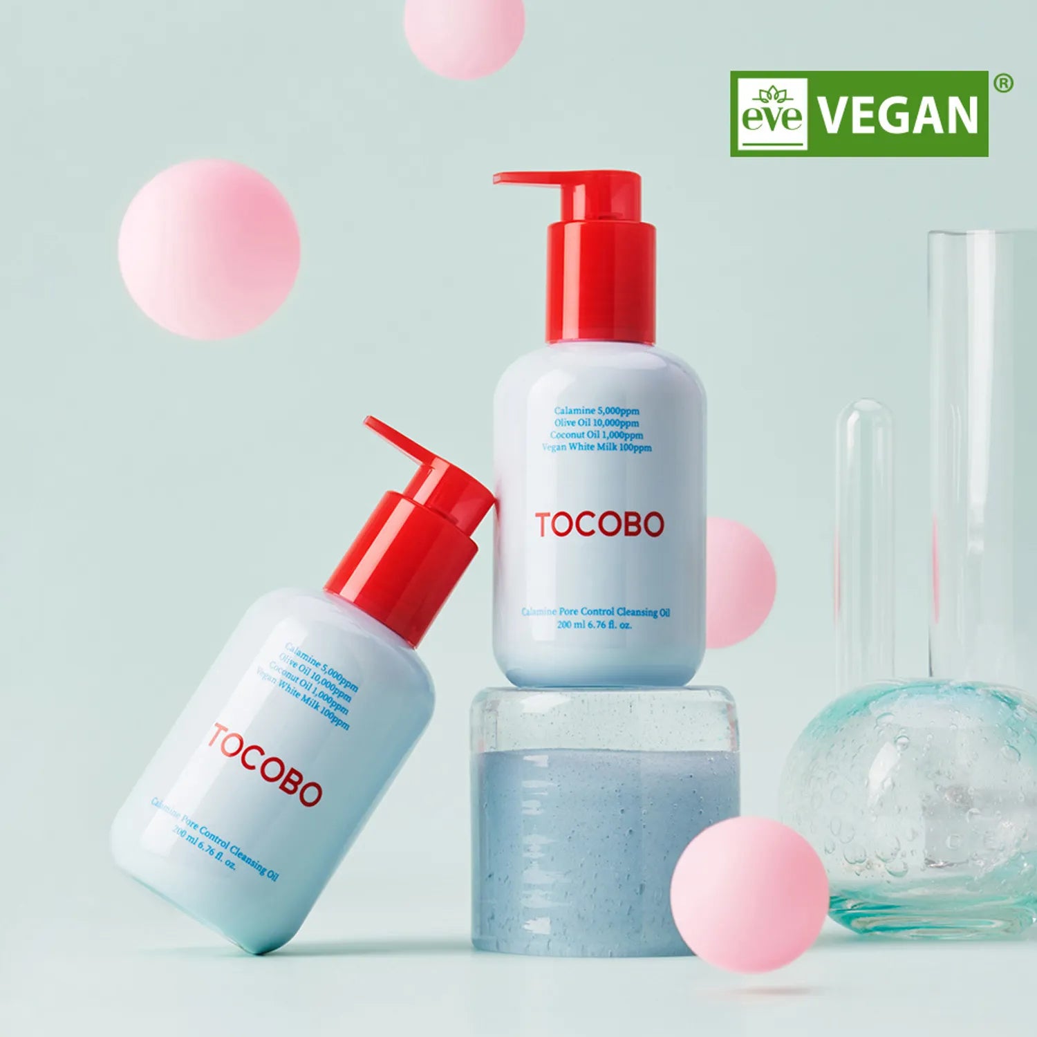 TOCOBO Calamine Pore Control Cleansing Oil 200ml de la marque TOCOBO sur fond bleu, flacons et bulles roses, logo VEGAN.