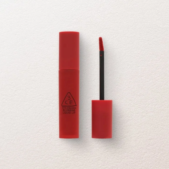 3CE Blurring Liquid Lip 10 shades, rouge à lèvres liquide de la marque 3CE, flacon et applicateur sur fond clair.