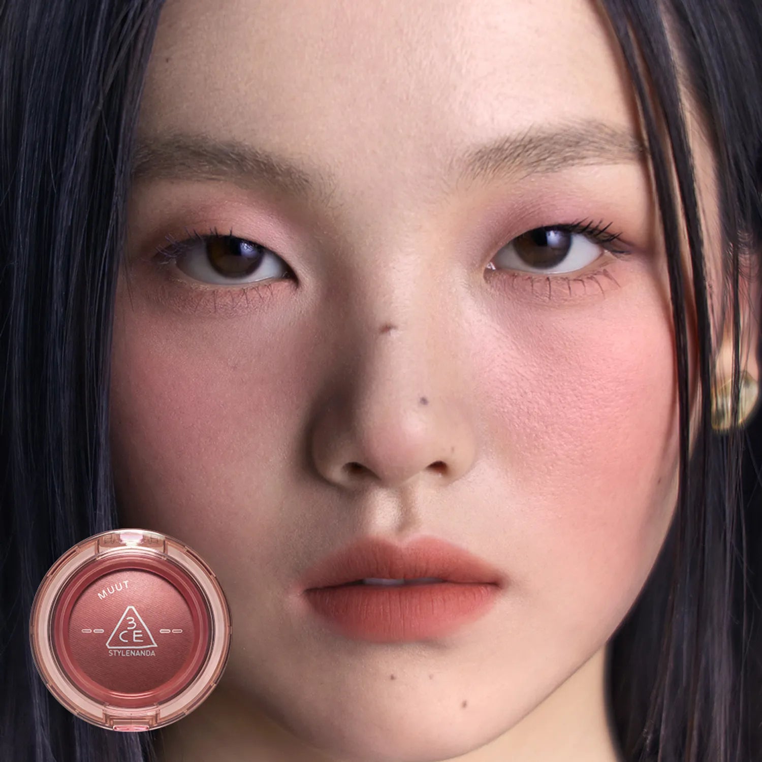 Plan rapproché du visage avec le baume maquillage 3CE Bouncy Blur Balm, marque 3CE, pot rose sur fond clair