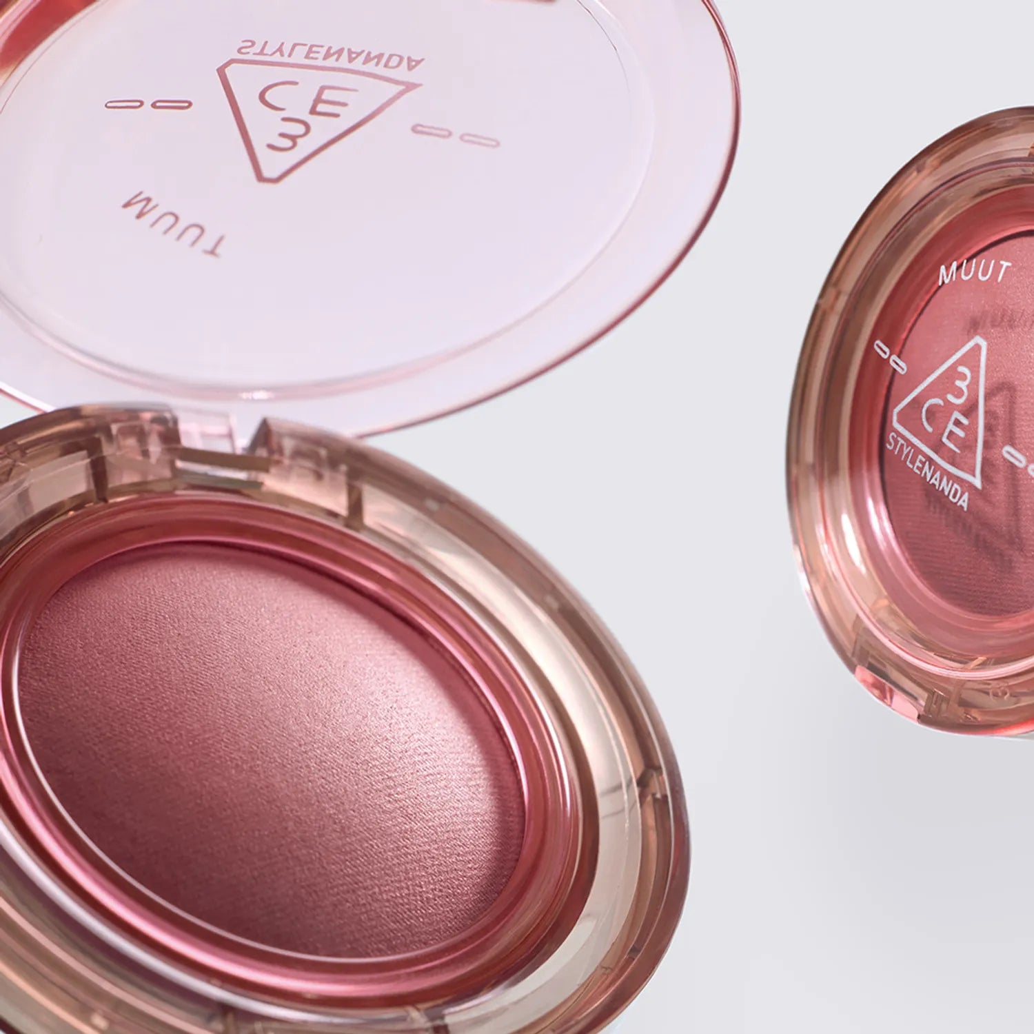 3CE Bouncy Blur Balm : baume flou bouncy de 3CE, packaging rose sur fond clair, maquillage glamour en gros plan.