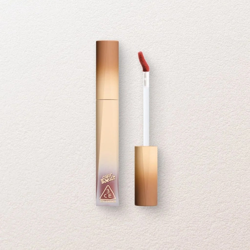 3CE COLOR BAKER VELVET LIP TINT PLUSH, rouge à lèvres velours 3CE, produit sur fond clair, tube et applicateur visibles