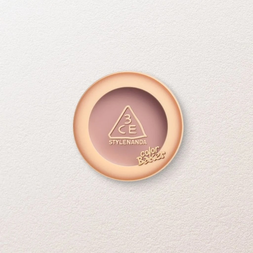 3CE Color Baker Face Blush : pot de blush sur fond clair, marque 3CE en gros plan, lumière douce.
