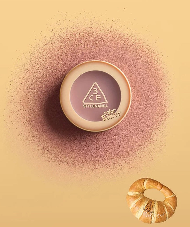 3CE Color Baker Face Blush de 3CE, pot beige et texture rose sur fond beige, contexte maquillage.