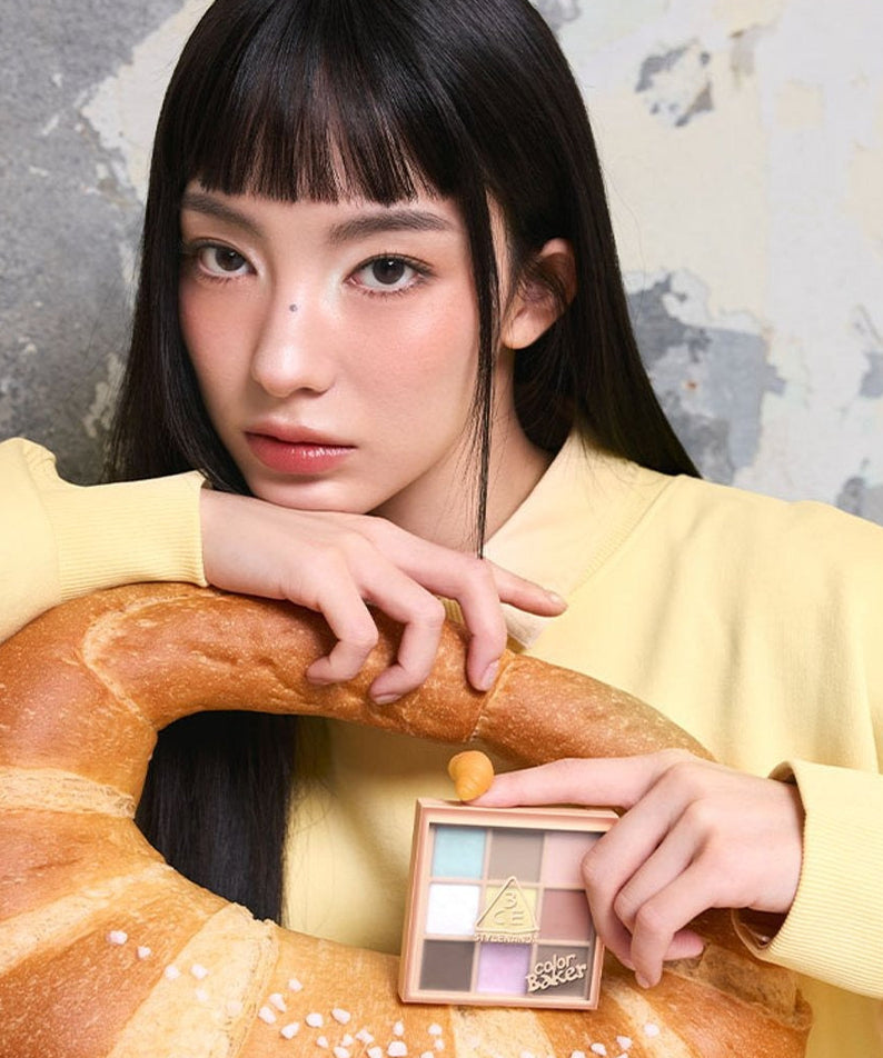 3CE Color Baker Multi Eye Color Palette, maquillage yeux 3CE sur fond décoratif, portrait modèle en studio.