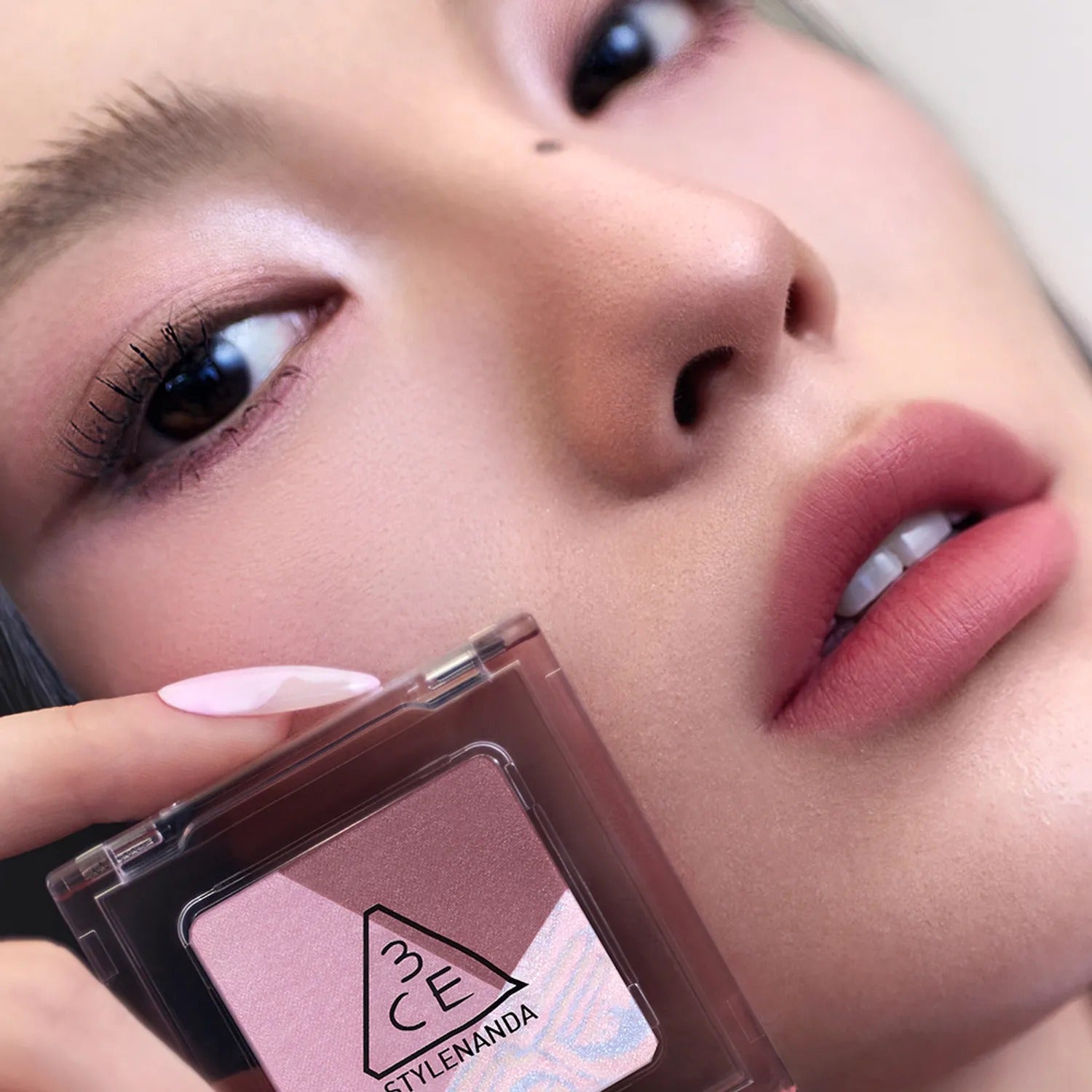 3CE Color Grid Eyeshadow de 3CE, maquillage des yeux sur fond beauté : palette et regard maquillé, photo produit.