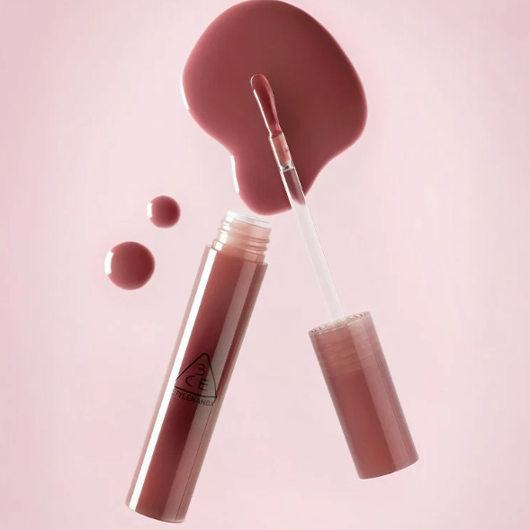 3CE Drop Glow Gel 10 Shades : flacon et applicateur sur fond rose, gouttes et lèvres, image produit beauté.