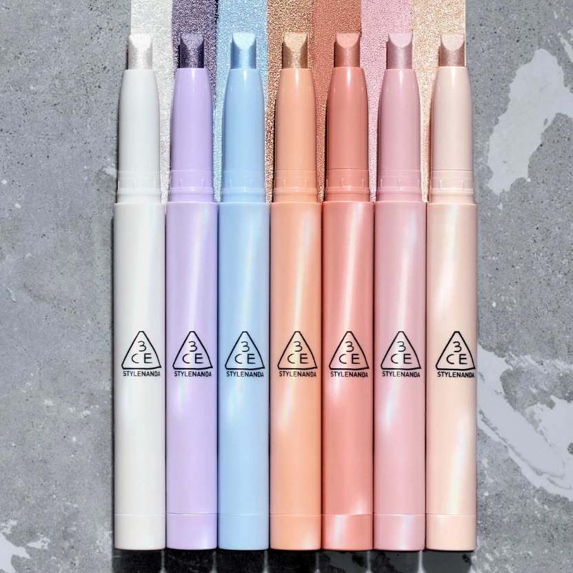 3CE Eye Switch Stick de 3CE sur fond marbré, photos en rangée de sticks colorés pour les yeux.