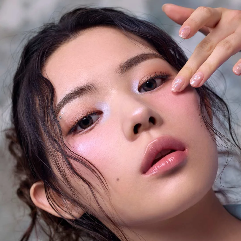 3CE Eye Switch Stick de 3CE, maquillage des yeux en gros plan sur modèle, main ajuste le produit