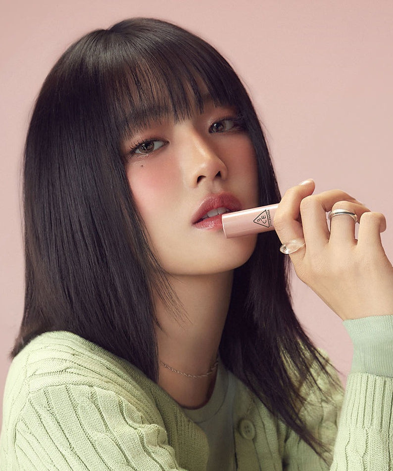 3CE Glaze Lip Glow 3.2g sur lèvres, maquillage glossy de la marque 3CE, femme asiatique en gros plan.