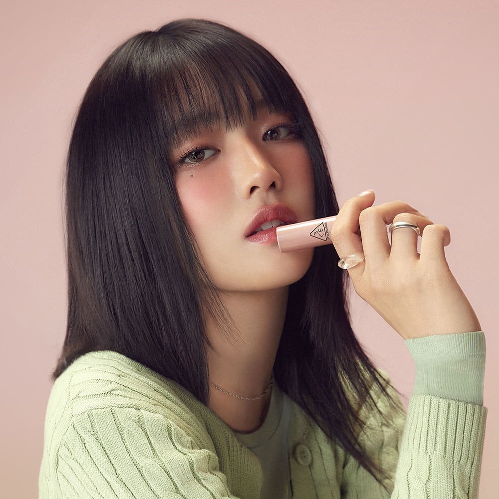 3CE Glaze Lip Glow 3.2g sur lèvres, maquillage glossy de la marque 3CE, femme asiatique en gros plan.