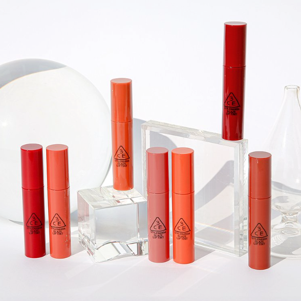 3CE Glaze Lip Tint 7 Shades de 3CE, rouges et reflets brillants sur fond blanc, gamme de 7 teintes