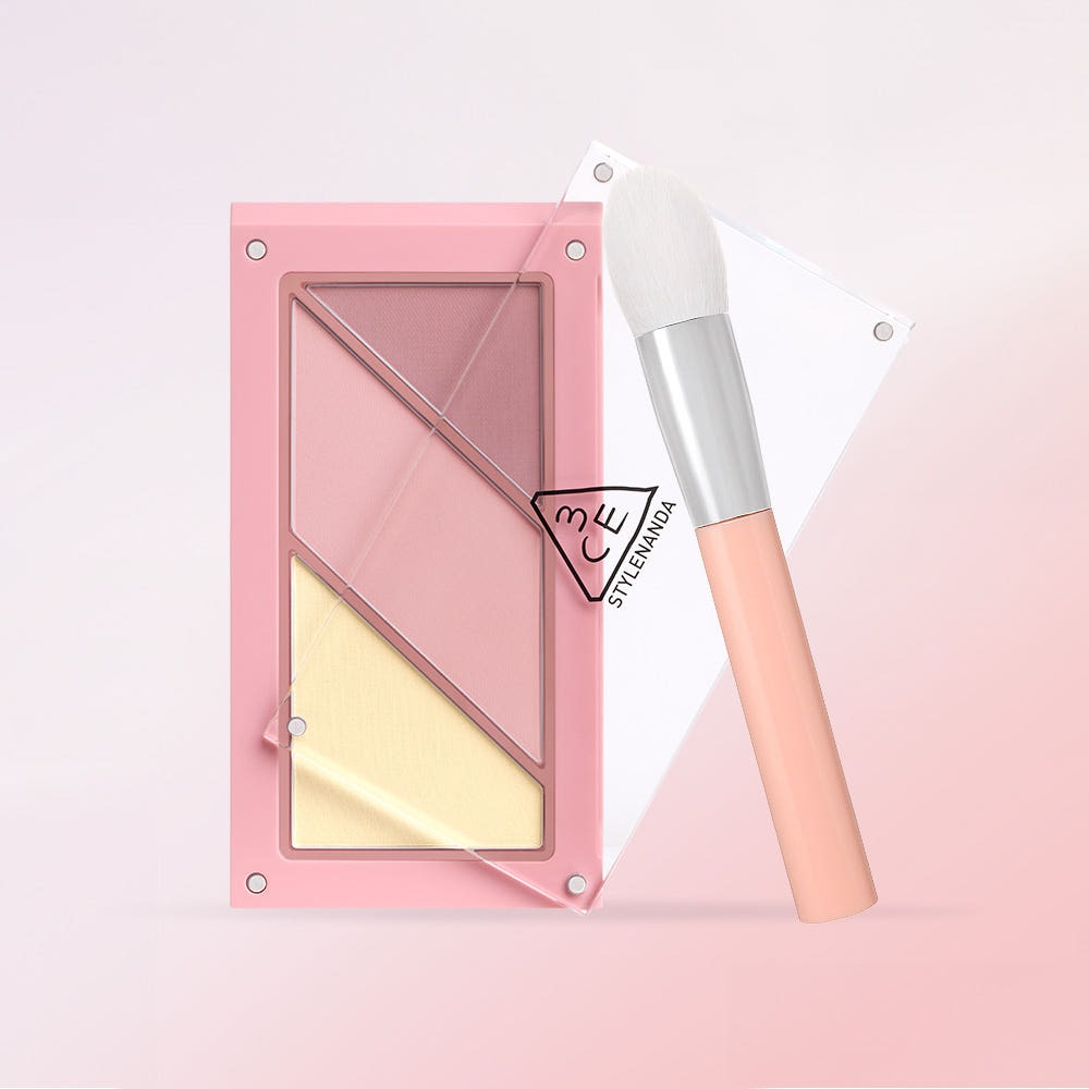 3CE Layer It All Blush Palette 10.5g : palette blush avec pinceau, packaging rose sur fond pastel, marque 3CE.