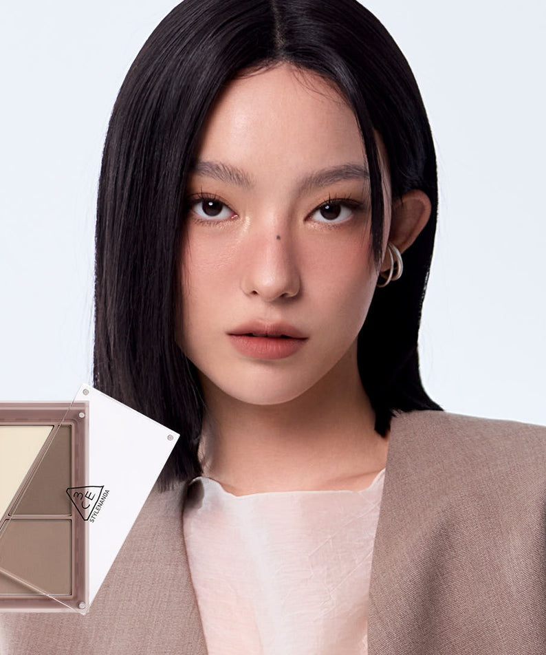 3CE Layer It All Contour Palette 9.5g, maquillage contour sur modèle portrait en studio, palette à côté sur fond clair.
