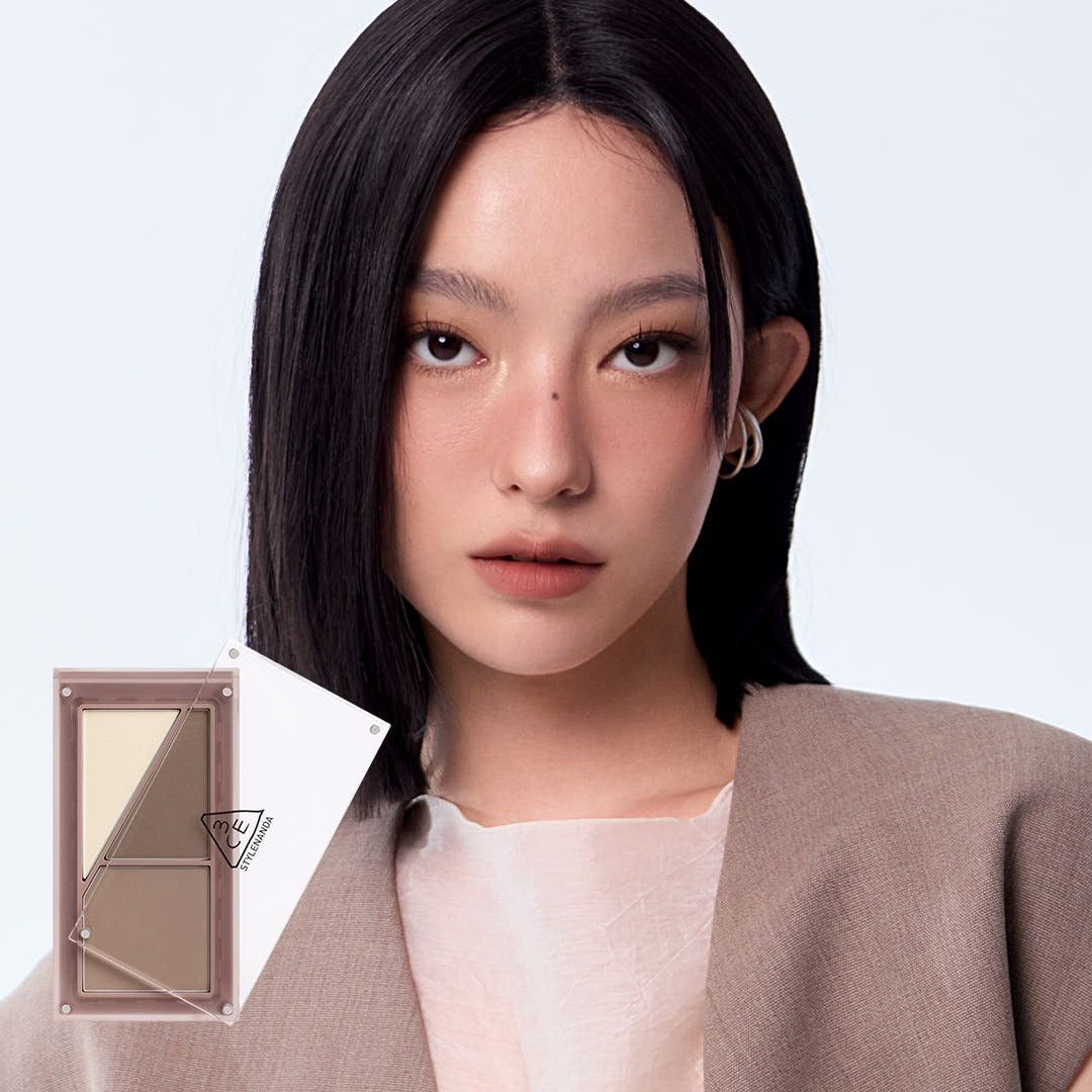 3CE Layer It All Contour Palette 9.5g, maquillage contour sur modèle portrait en studio, palette à côté sur fond clair.