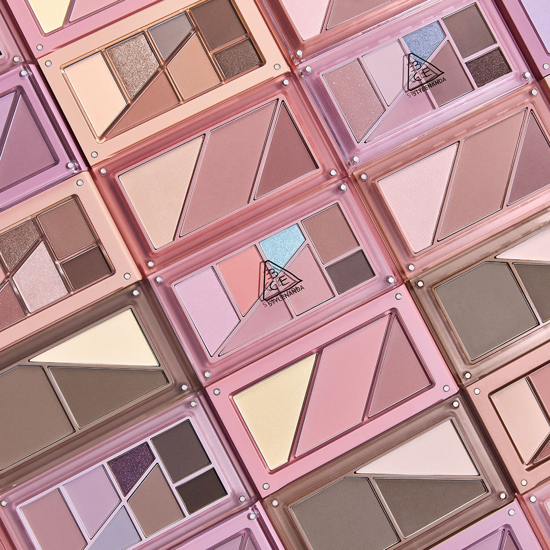 3CE Layer It All Contour Palette 9.5g, palette de contour dans un visuel maquillage rose avec compartiments et miroir
