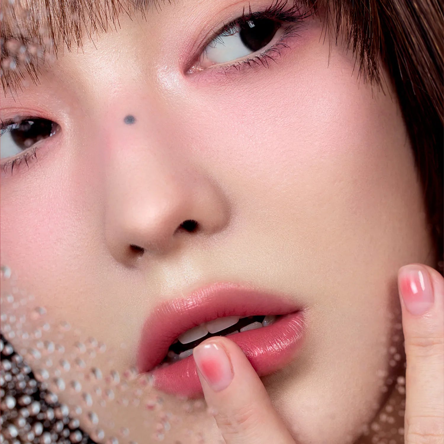 Gros plan maquillage lèvres 3CE Misty Lip Bare de 3CE, texture rosée et finition humide sur le visage.