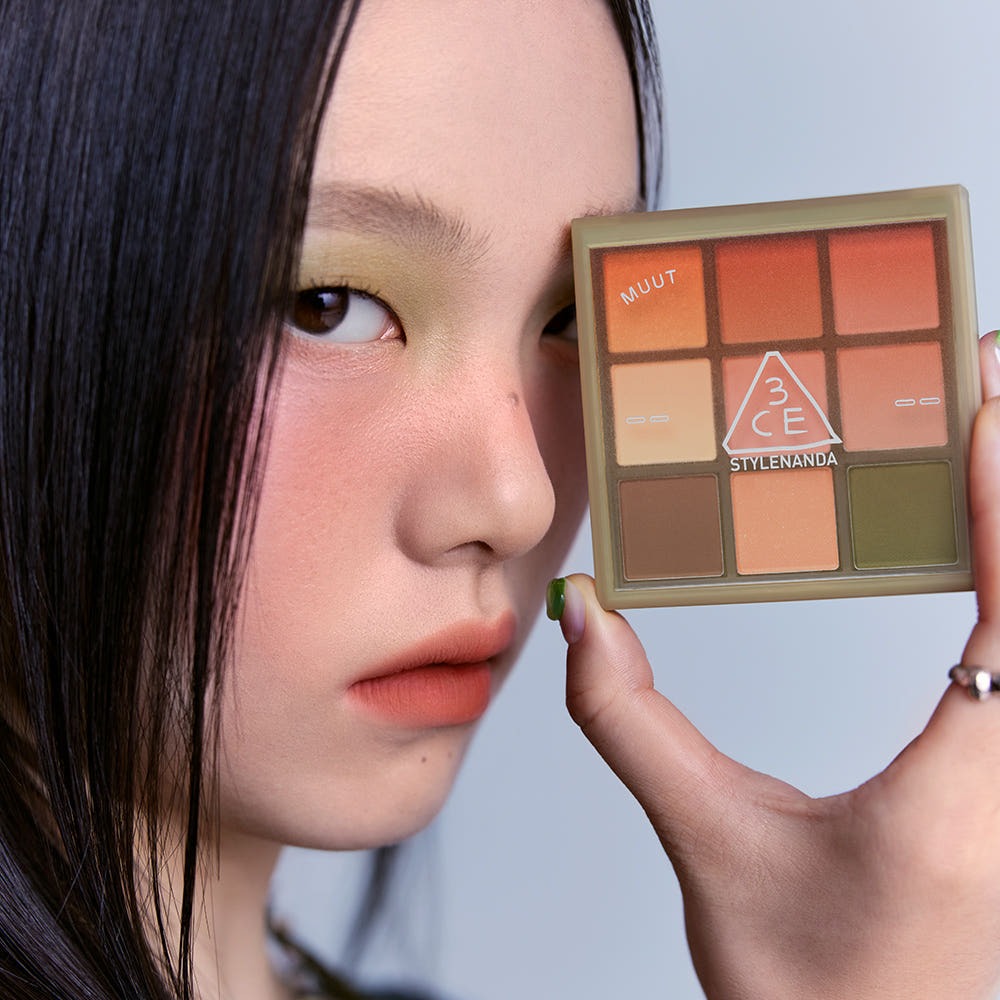 3CE Multi Eye Color Palette 7g de la marque 3CE, maquillage des yeux, femme tenant la palette maquillée en gros plan.