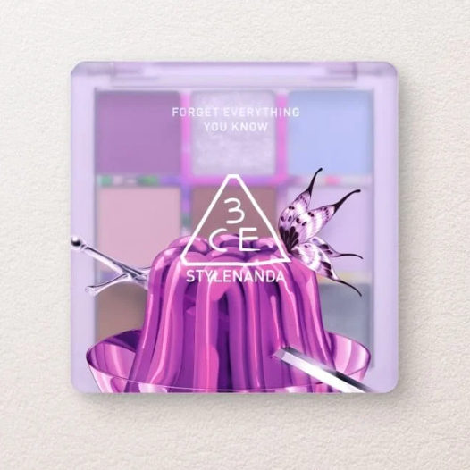 3CE Multi Eye Color Palette de STYLENANDA, palette fards yeux violets sur fond beige, image produit en studio