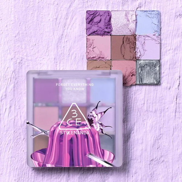 3CE Multi Eye Color Palette, étui et fards sur fond violet, marque 3CE, maquillage yeux en contexte visuel beauté