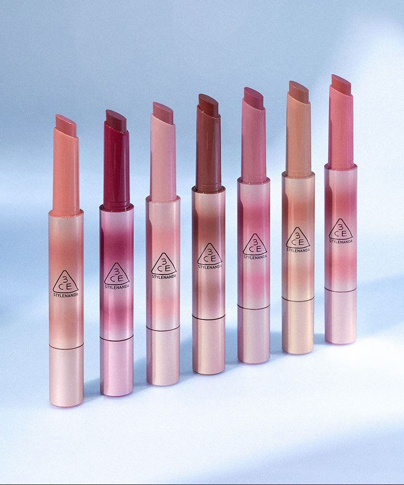 3CE Shine Reflector 8 shades : gamme de rouges à lèvres brillants 3CE sur fond clair, vue en studio