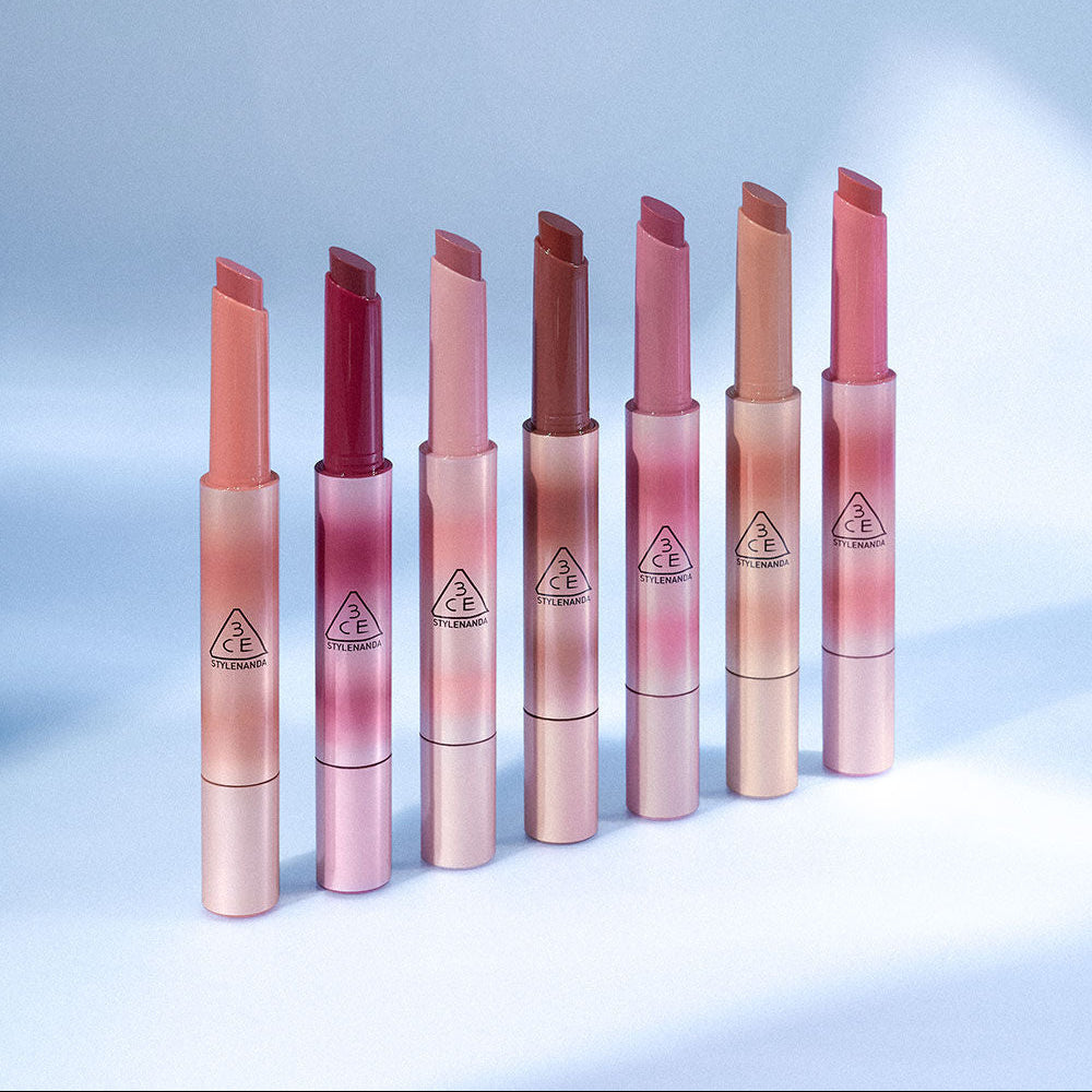 3CE Shine Reflector 8 shades : gamme de rouges à lèvres brillants 3CE sur fond clair, vue en studio