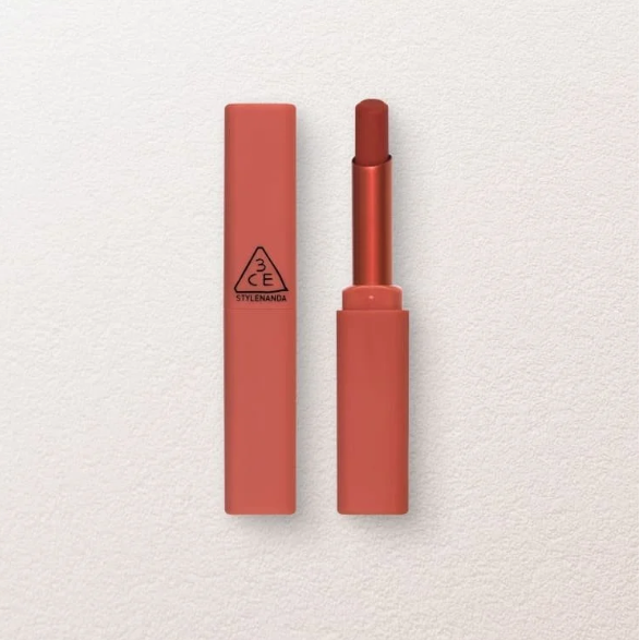 3CE Sketch Stick 8 shades : crayons pour les yeux 3CE, sur fond clair, vue produit avec deux sticks.