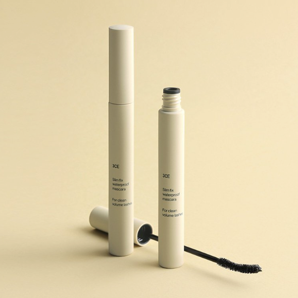 3CE Slim Fix Waterproof Mascara : flacon et brosse sur fond beige clair, produit 3CE en contexte maquillage.