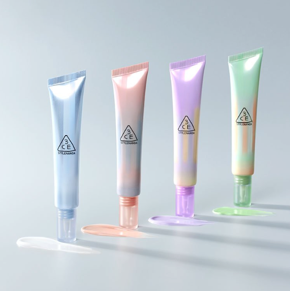 3CE True Color Corrector 4 Colors, tubes correcteurs 3CE sur fond clair bleu, rose, violet et vert, maquillage.