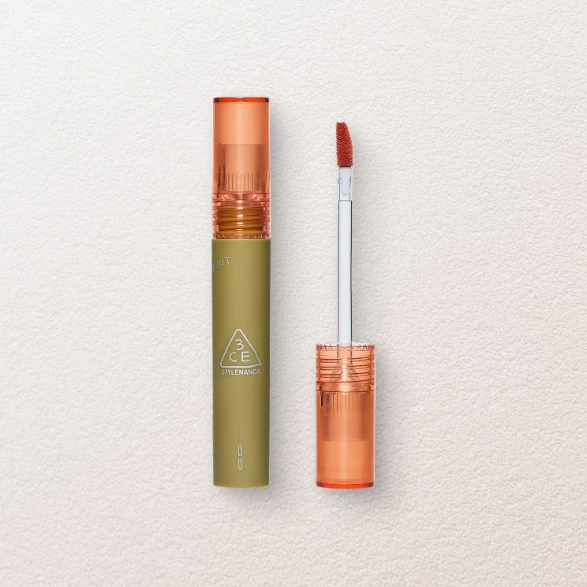 3CE Velvet Lip Tint 3 Shades : flacons et applicateur de rouge à lèvres, marque 3CE sur fond clair, maquillage.