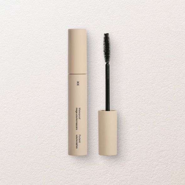3CE Waterproof Mega Volume Mascara : packaging beige et brosse noire, sur fond clair, produit de maquillage 3CE.