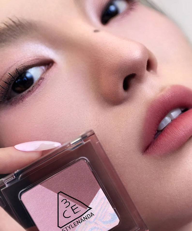 3CE Color Grid Eyeshadow appliqué sur paupières, maquillage moderne, focus sur texture et pigmentation pour un look tendance.