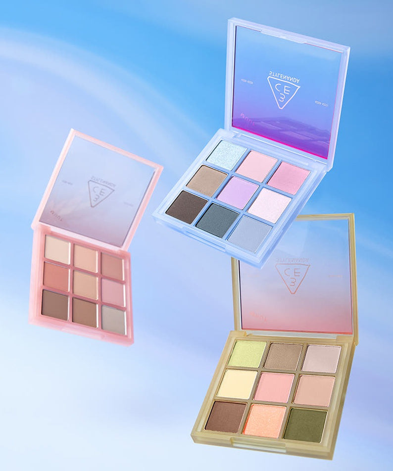 Palette 3CE Multi Eye Color Palette 7g avec nuances vives, idéale pour un maquillage éclatant et créatif. Fond ciel bleu.