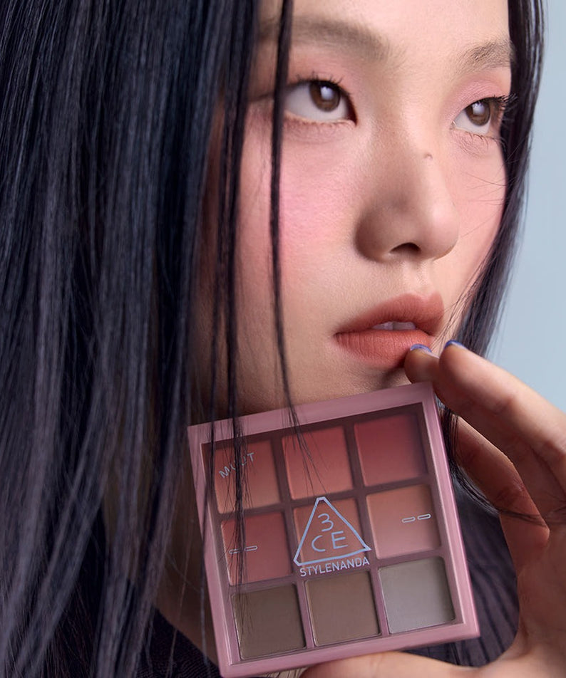 Palette 3CE Multi Eye Color 7g tenue par une femme, maquillage pour des looks éblouissants et variés.