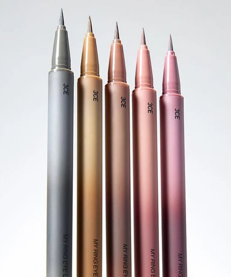 3CE  My Ring Eyeliner Duo, crayons pour les yeux couleur sur fond clair : coffret maquillage 3CE, contexte visuel.