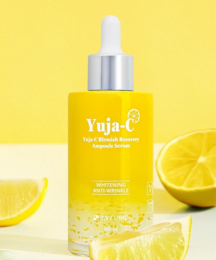3W CLINIC Yuja C Blemish Recovery Ampoule Serum 100ml avec extraits de citron sur fond jaune.