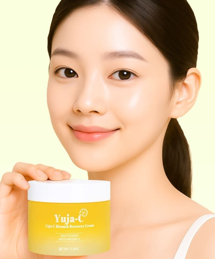Femme souriante tenant 3W CLINIC Yuja Seed Blemish Recovery Cream 110g, soin visage hydratant et anti-imperfections.