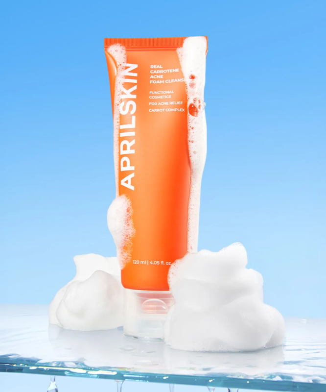 APRILSKIN Real Carrotene Acne Foam Cleanser 120ml : tube orange sur fond bleu avec mousse/nuages, marque APRILSKIN