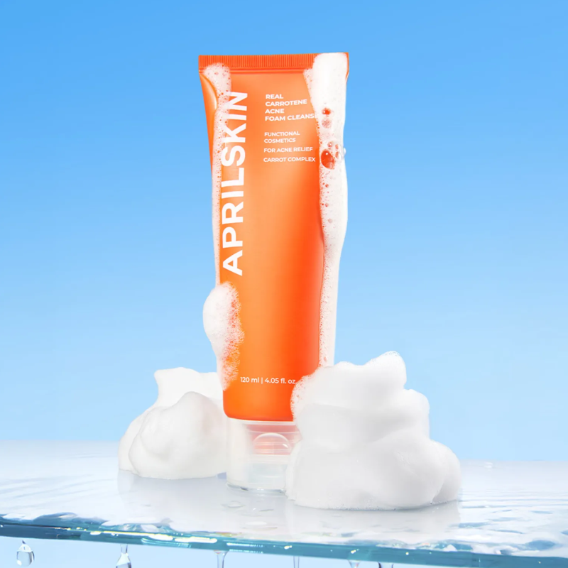 APRILSKIN Real Carrotene Acne Foam Cleanser 120ml : tube orange sur fond bleu avec mousse/nuages, marque APRILSKIN