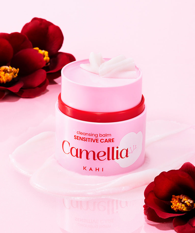 KAHI Cleansing Balm Sensitive Care 50ml avec fleurs rouges, soin doux et efficace pour les peaux sensibles.